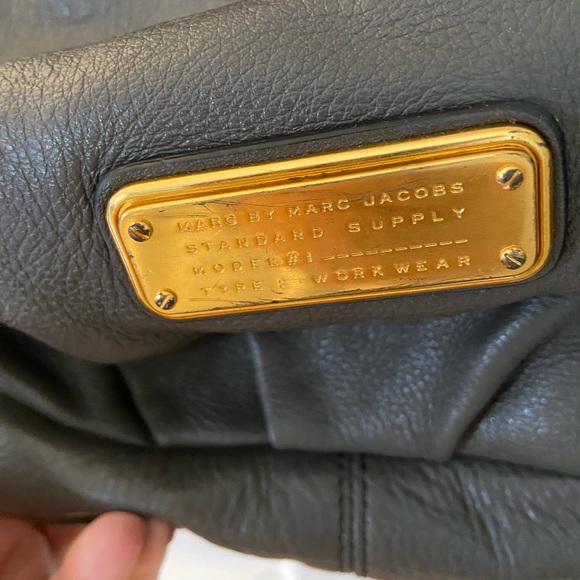 Marc by Marc Jacob’s Hillier Hobo Crossbody Grey EUC - Picture 2 of 14